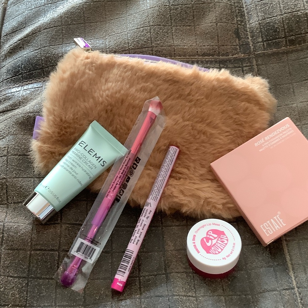ipsy makeup bag set
Item 412